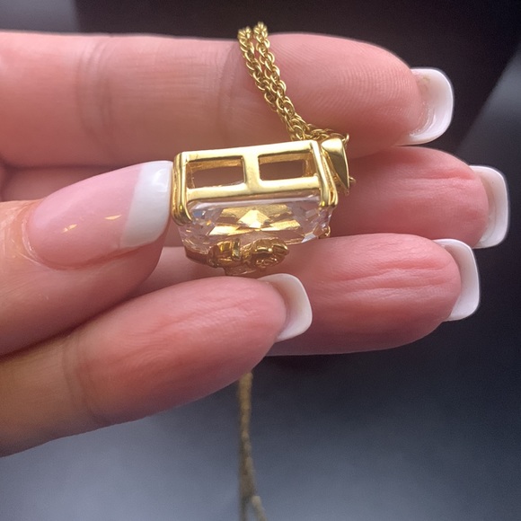 - Large Rectangular Faceted Clear stone W/ Gold Tone Chain and Flower. - Picture 6 of 9